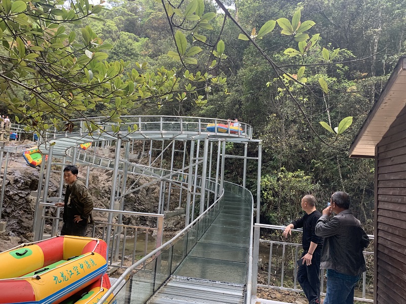 湖南省郴州九龍江國家4A 級森林公園景區空中玻璃漂流